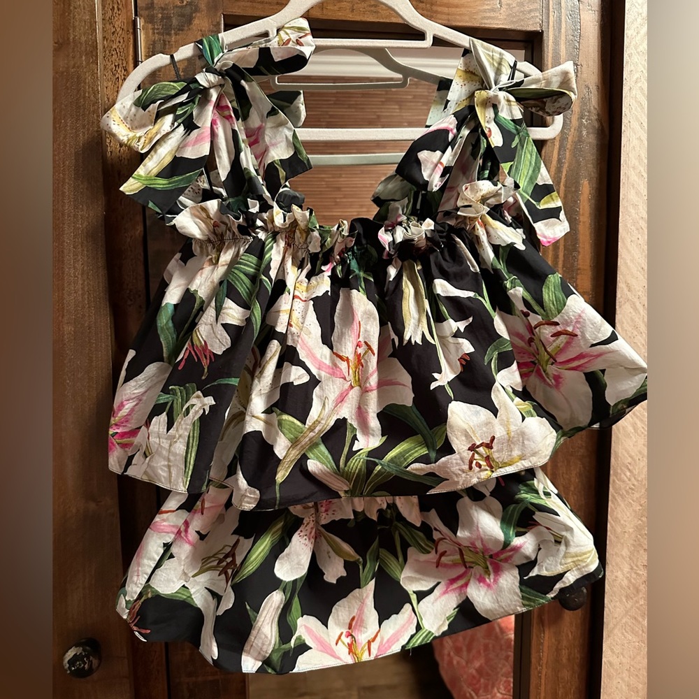🌺Beautiful Authentic Dolce and Gabbana Lillies top S